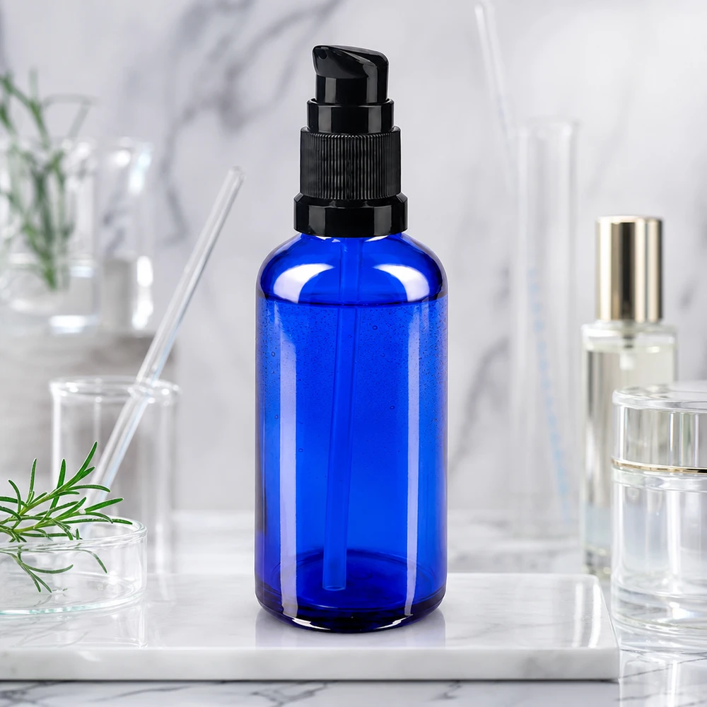Flacone cilindrico in vetro da farmacia da 50 ml, di colore blu, con pompa dosatrice nera