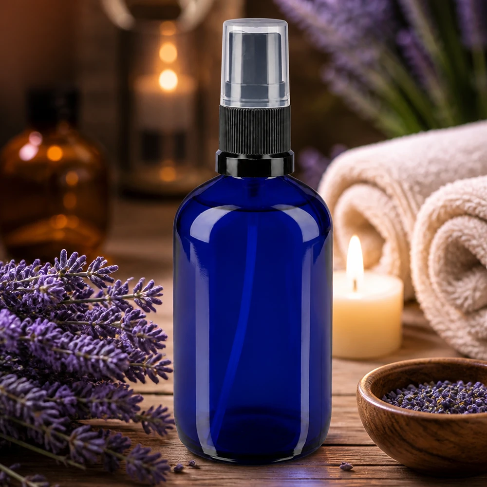 Flacone spray da farmacia blu da 100 ml con lavanda e candele in un’atmosfera da spa
