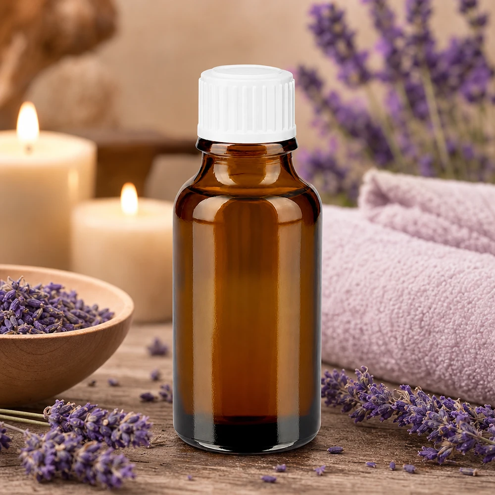 Flacone contagocce marrone da 20 ml in vetro da farmacia con tappo bianco, circondato da fiori di lavanda e candele