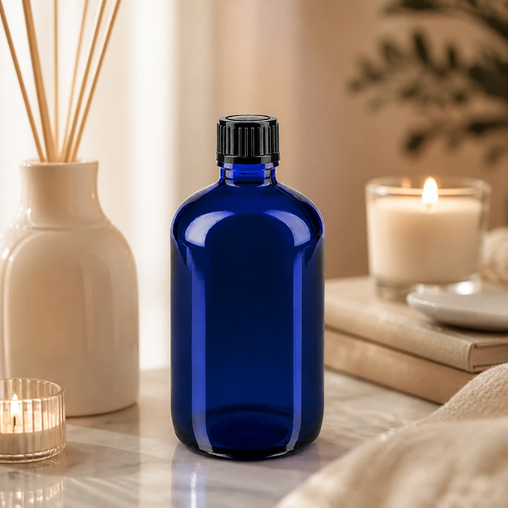Bottiglia da farmacia blu da 100 ml. SV STD nero/11mm ApoGlas Flacone da farmacia blu cobalto da 100 ml con tappo contagocce nero su fondo marmorizzato