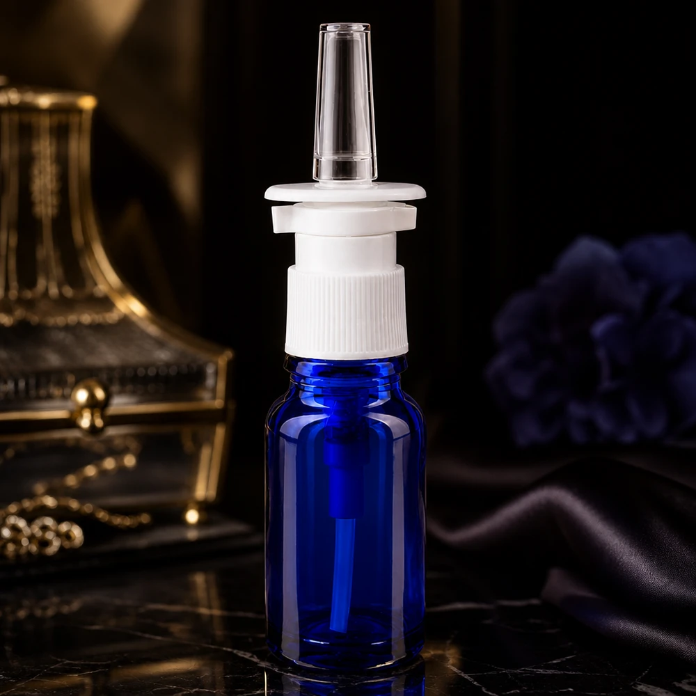 Flacone spray nasale blu 10ml bianco/tr. STD ApoGlas Flacone spray nasale da 10 ml in vetro da farmacia blu cobalto con tappo a vite bianco e beccuccio trasparente