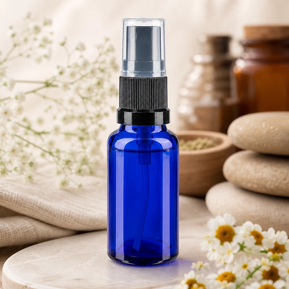 Bottiglia spray blu da 20ml. STD nero/trasp. apoGlas Flacone spray blu da 20 ml in vetro borosilicato con nebulizzatore nero, decorato con motivi di marmo e fiori