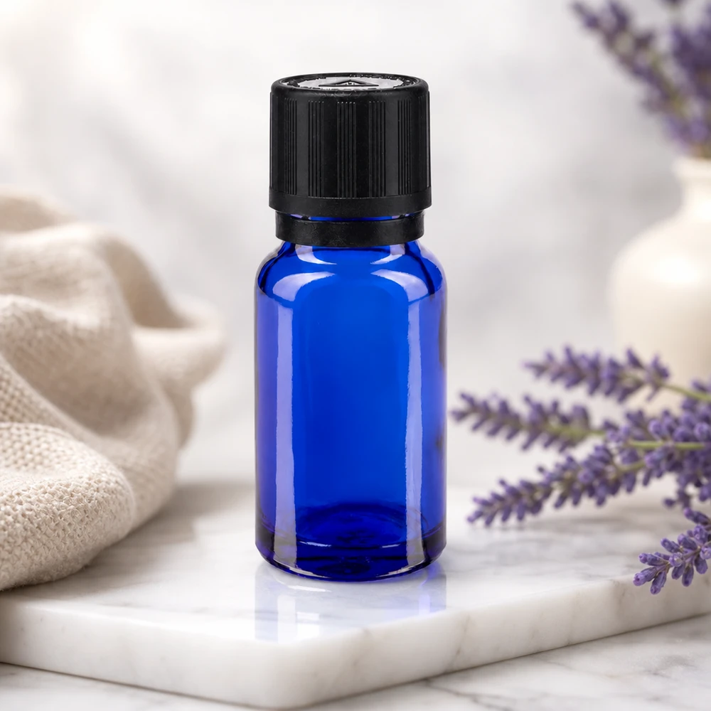 Flacone contagocce blu da 10 ml con tappo KiSi nero accanto a fiori di lavanda viola su un vassoio di marmo
