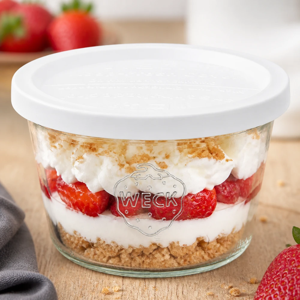 WECK 370ml RR100 mason jar con dessert alla fragola e panna e base di graham cracker come dessert a strati con coperchio bianco