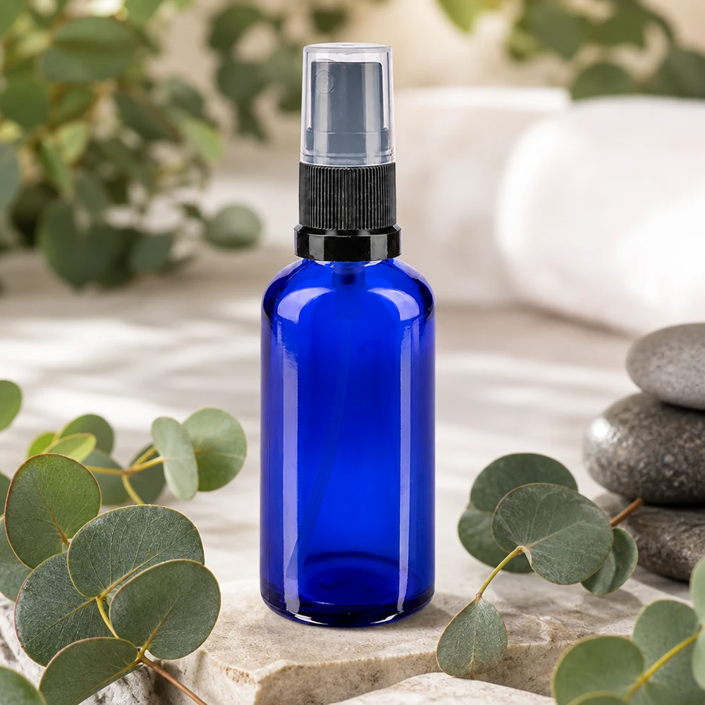 Flacone spray blu da 50 ml. STD nero/trasp. apoGlas Flacone spray da farmacia blu cobalto da 50 ml con nebulizzatore nero su base in pietra naturale