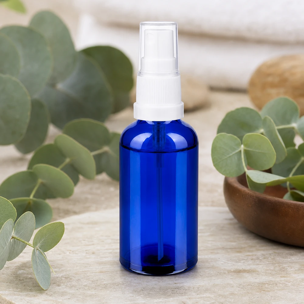 Flacone spray da 50 ml bianco/tr. STD BlueLine UT18/50 Pratico flacone spray blu da 50 ml, perfetto per i viaggi e per la routine di bellezza in movimento.
