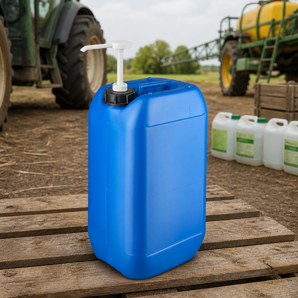Tanica 15 litri blu con pompa dosatrice Tanica blu da 15 litri con pompa dosatrice su pallet di legno, utilizzata in ambito agricolo