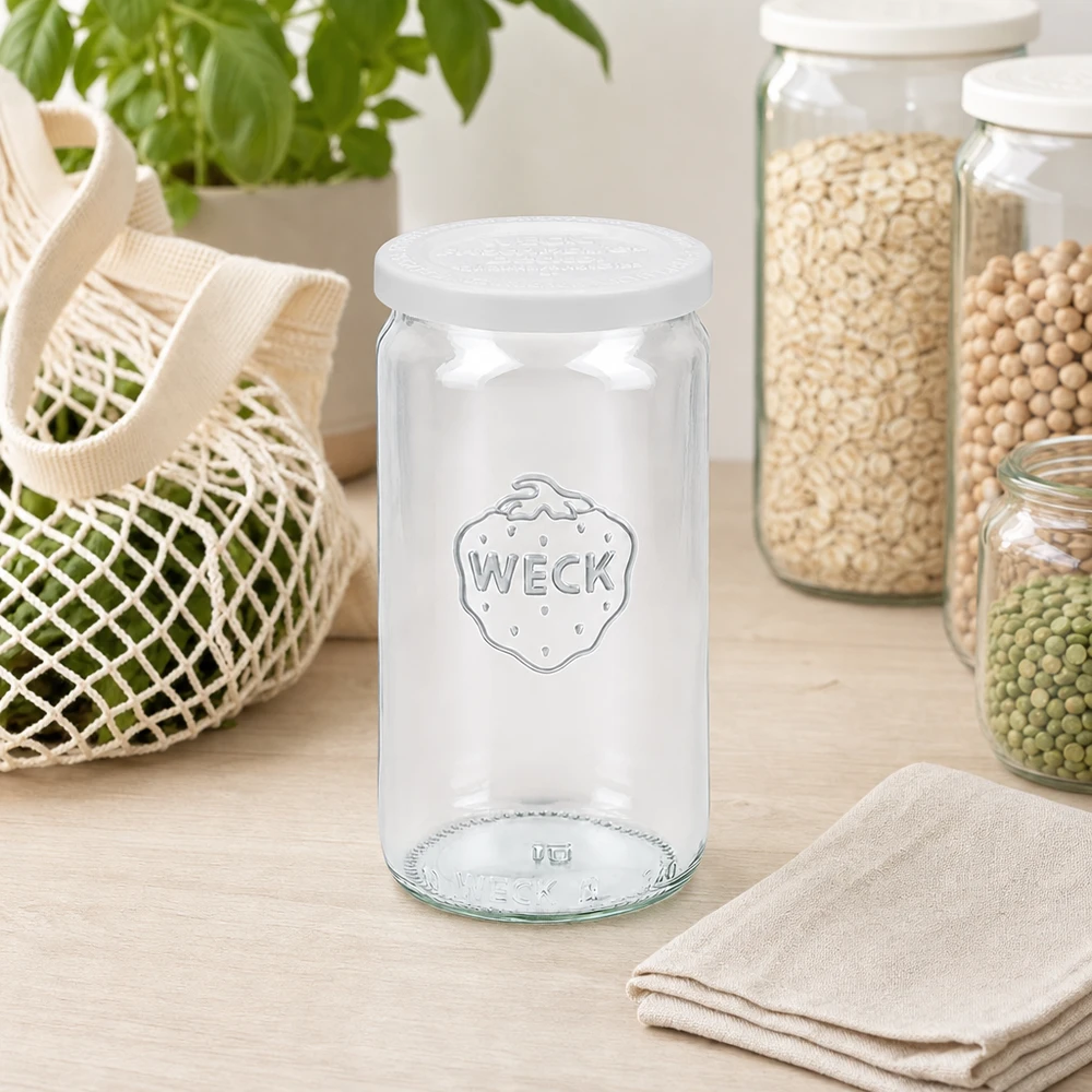 Vaso cilindrico WECK da 340 ml vuoto con coperchio RR60 freshness in cucina scandinava tra vasi di stoccaggio e borsa a rete