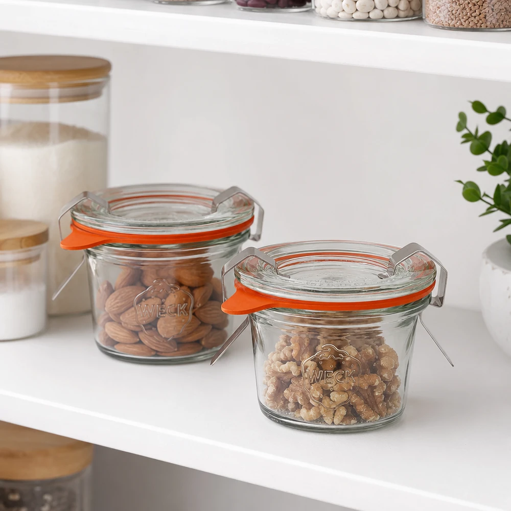 Bicchieri da 35ml completi WECK RR40 Bicchieri WECK 35ml RR40 in una cucina moderna per conservare con stile frutta secca e provviste secche