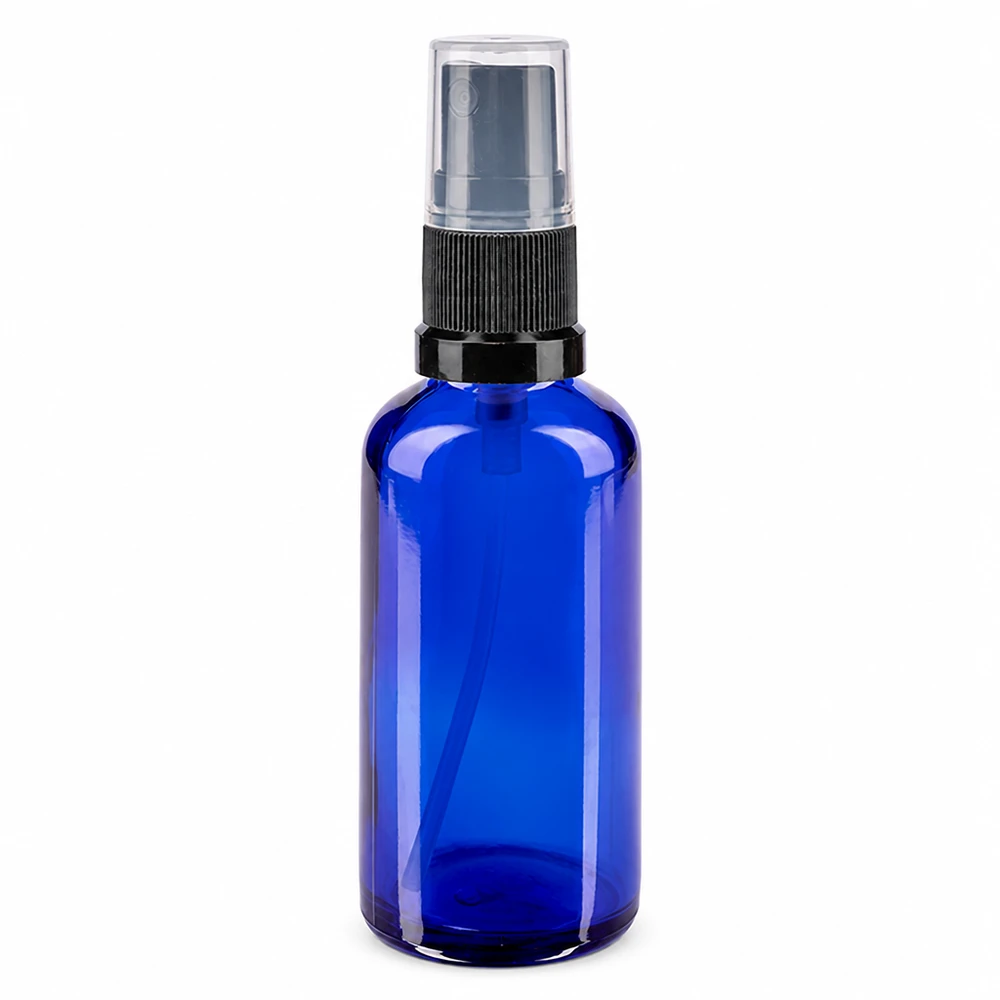 Flacone spray blu da 50 ml. STD nero/trasp. apoGlas Flacone spray in vetro blu da 50 ml con erogatore nero e tappo protettivo trasparente