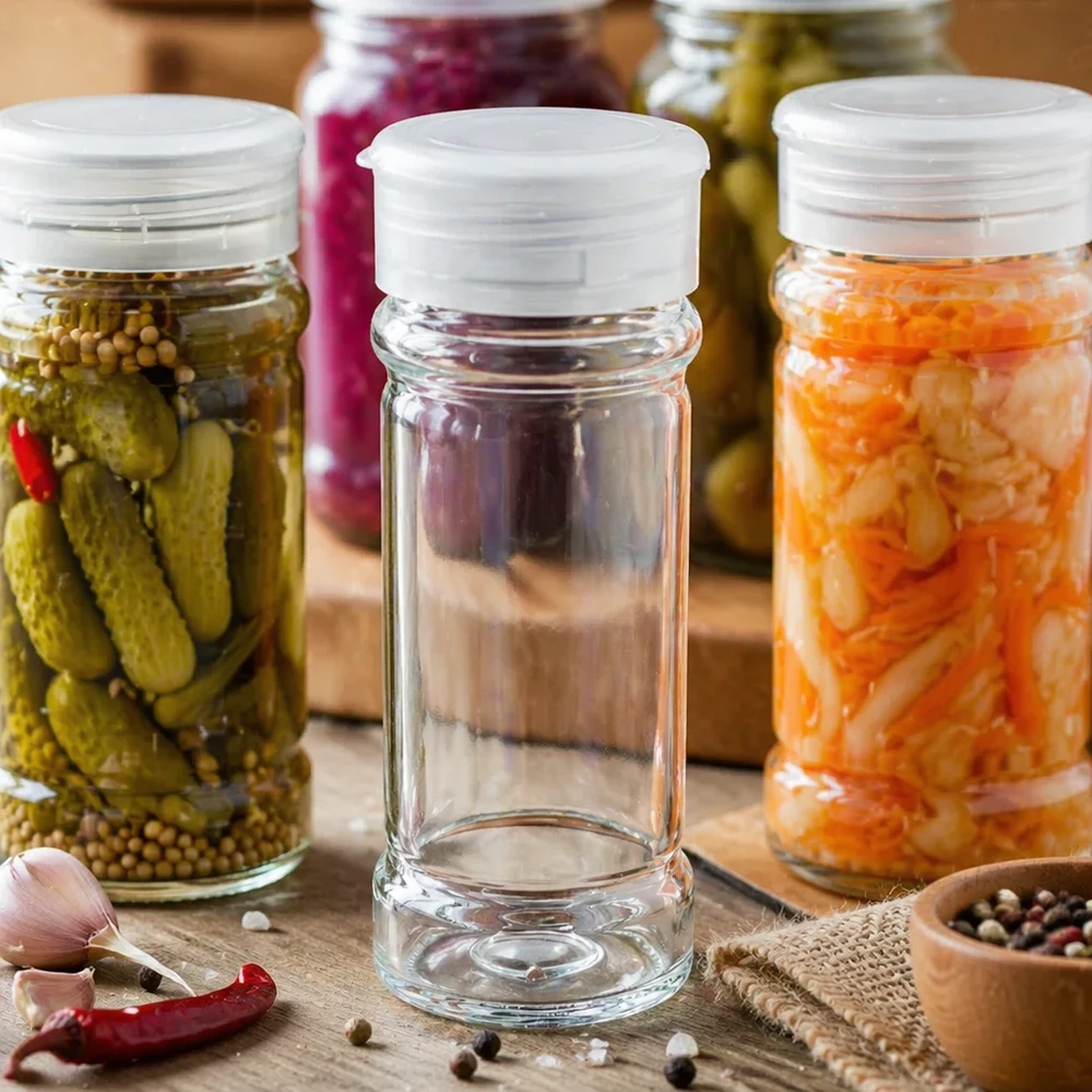 Barattolo per sale e spezie da 100 ml con coperchio dosatore bianco, tra verdure sott’aceto e cetrioli