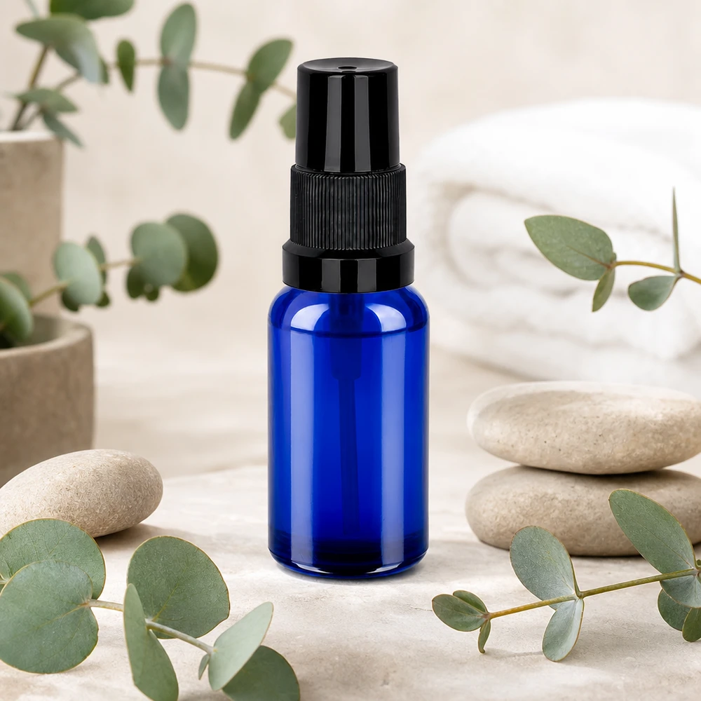 Flacone spray da 20 ml nero STD BlueLine UT18/20 Flacone spray STD BlueLine compatto da 20 ml con protezione UV grazie al vetro blu scuro e allo spruzzatore in metallo