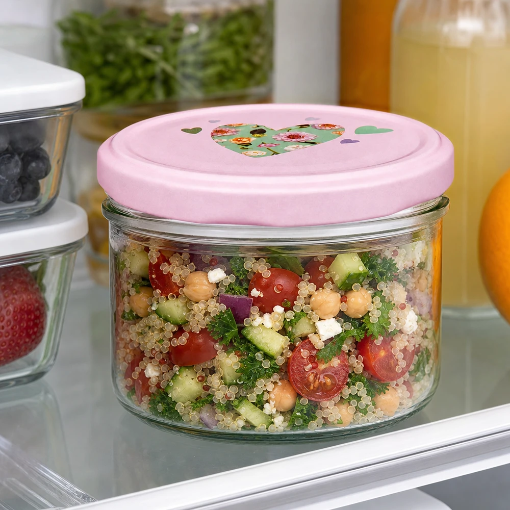 Barattolo cilindrico da 230 ml + coperchio BasicSeal rosa cuore Barattolo cilindrico da 230 ml con coperchio a forma di cuore rosa riempito di insalata di quinoa nel frigorifero, ideale per preparare i pasti.
