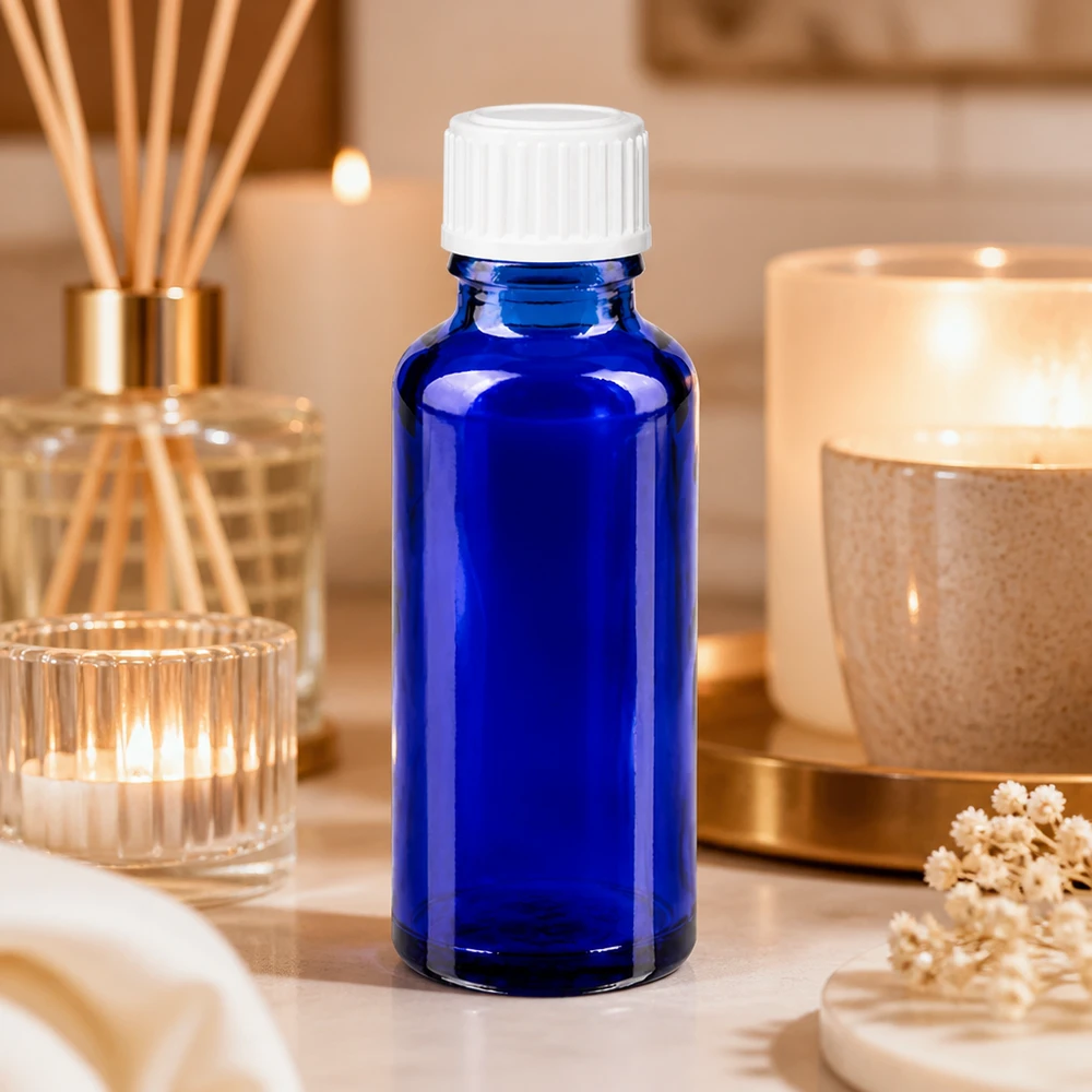 Bottiglia da farmacia blu da 30ml. SV STD bianco/11mm ApoGlas Flacone di vetro blu da 30 ml con tappo bianco, circondato da candele e bastoncini profumati per ambienti
