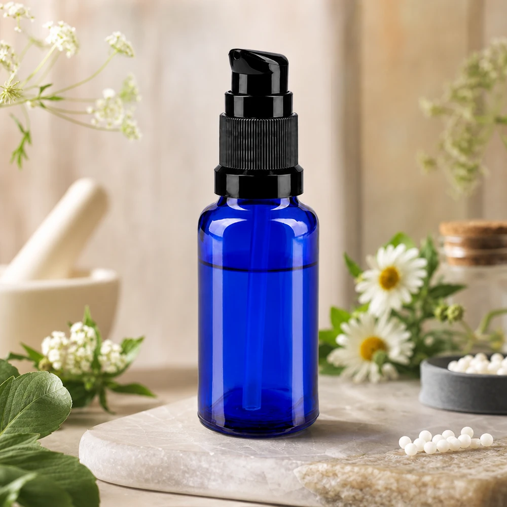 Flacone con dosatore da 20 ml in vetro protettivo blu cobalto con dosatore nero su base in pietra naturale