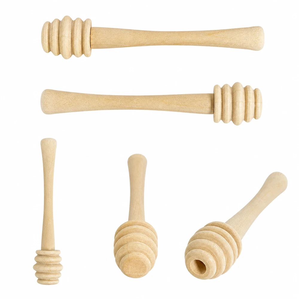 Cinque cucchiai da miele in legno d'acero in diverse viste mostrano la struttura dettagliata delle scanalature e le forme ergonomiche del manico