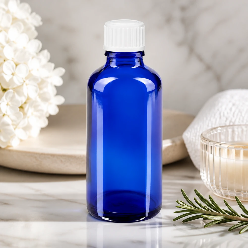 Flacone in vetro da farmacia blu da 50 ml con tappo bianco a prova di bambino su base in marmo