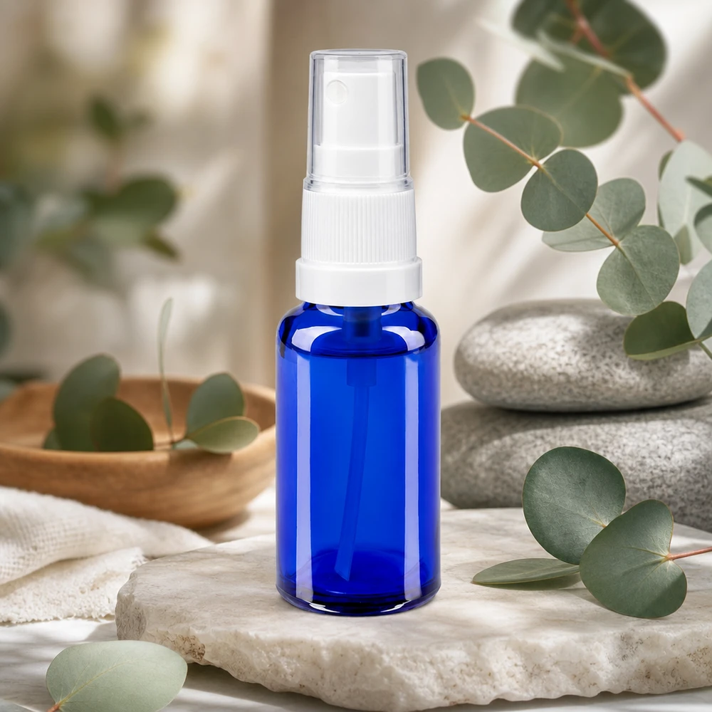 Flacone spray blu da 20ml STD bianco/trasp. apoGlas Flacone spray blu da 20 ml in vetro da farmacia con erogatore bianco, con fragranza di pietra naturale ed eucalipto