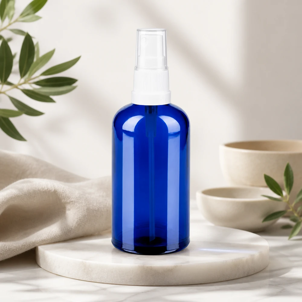 Flacone spray da 100 ml bianco/trasparente STD BlueLine UT18/100 Flacone spray di alta qualità da 100 ml in vetro blu con design trasparente per una cura naturale