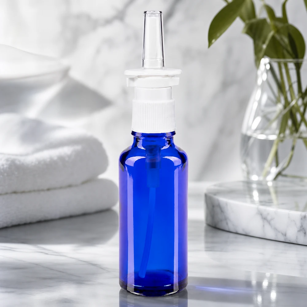 Flacone spray nasale da 30 ml in vetro blu cobalto con erogatore bianco per applicazioni farmaceutiche