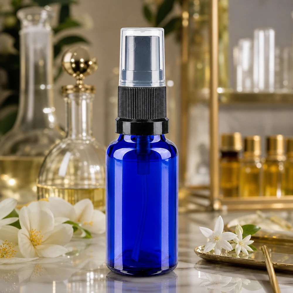 Flacone spray blu da 20 ml in vetro da farmacia con nebulizzatore nero e tappo protettivo trasparente