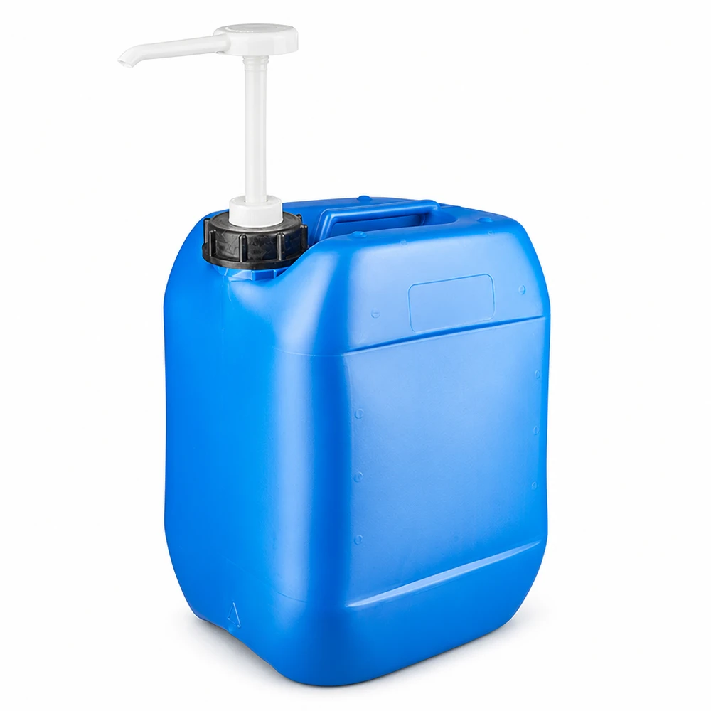Tanica 10 litri blu con pompa dosatrice Tanica di plastica blu da 10 litri con pompa dosatrice bianca su sfondo bianco