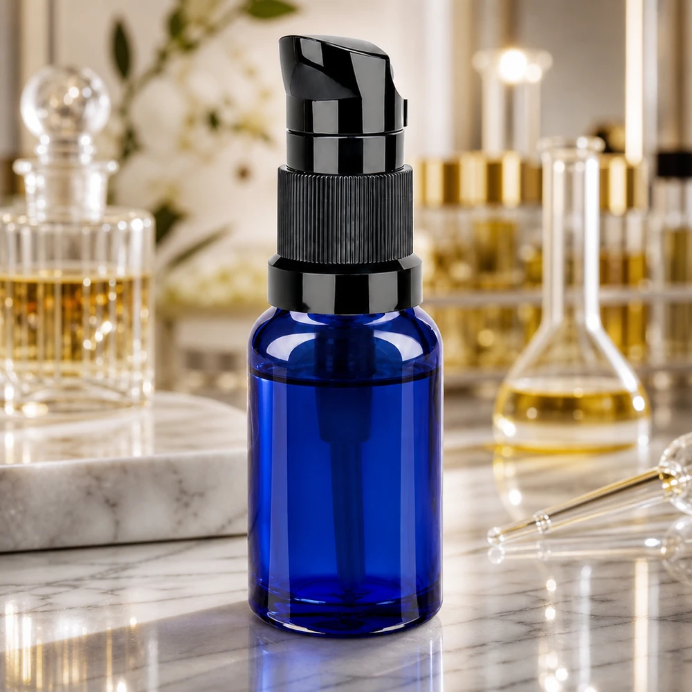 Flacone a pompa da 10 ml nero STD BlueLine UT18/10 Flacone a pompa da 10 ml con tappo nero, ideale per i viaggi e gli spostamenti BlueLine UT18/10