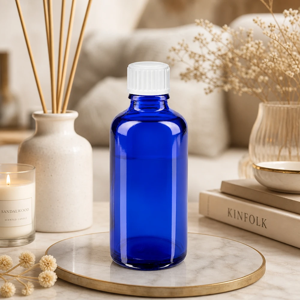Bottiglia da farmacia blu da 50ml. SV STD bianco/11mm ApoGlas Flacone da farmacia da 50 ml blu cobalto con tappo standard bianco su vassoio in marmo