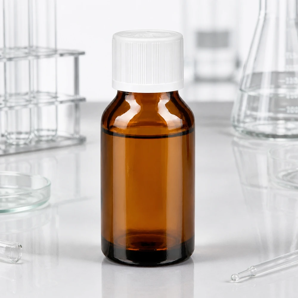 Flacone farmaceutico da 30 ml in vetro ambrato con tappo a vite KiSi bianco e beccuccio contagocce da 1,2 mm in laboratorio