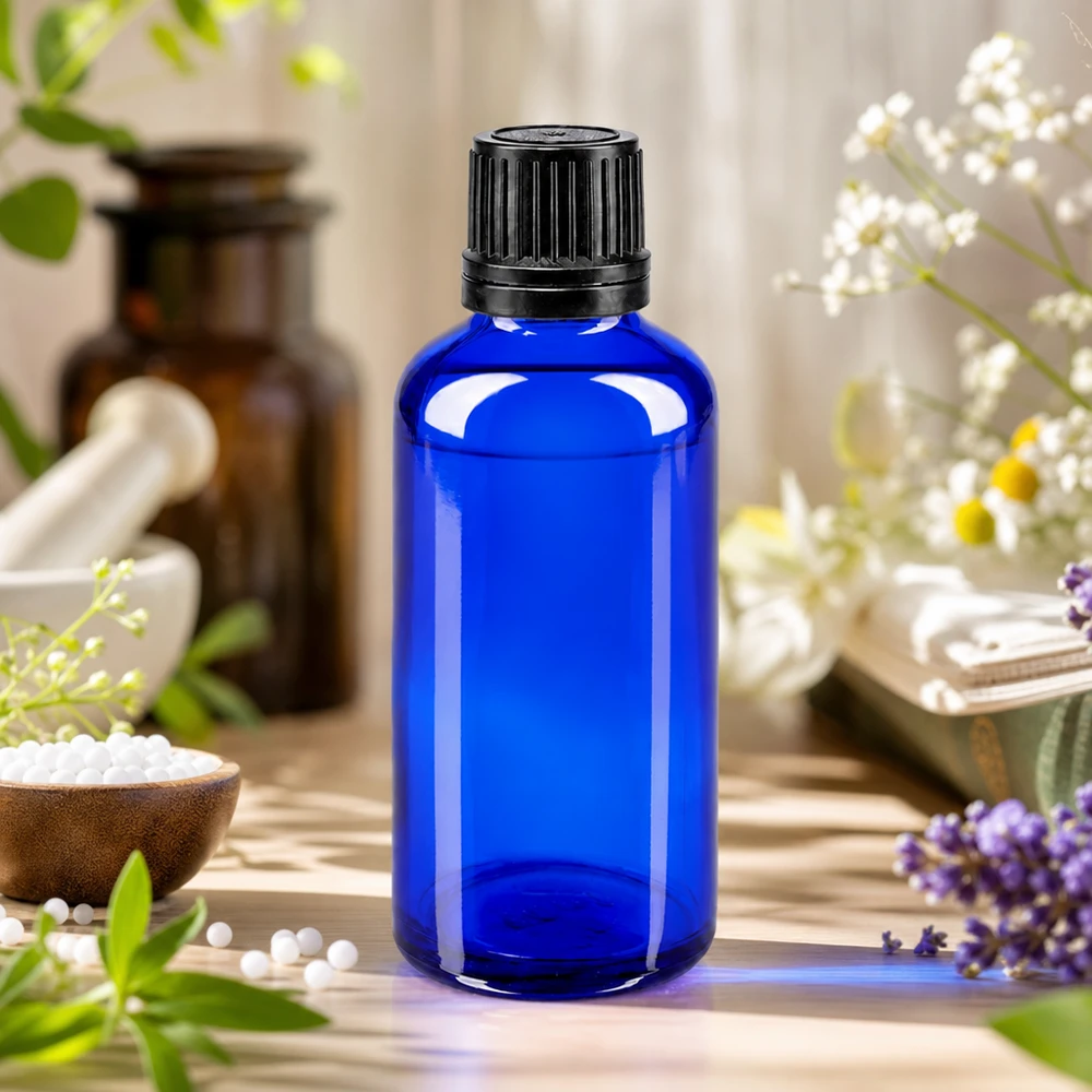 Flacone 50ml blu (Glo.)GR OV nero/8mm ApoGlas Flacone da farmacia blu da 50 ml con tappo originale nero, circondato da fiori di lavanda e camomilla