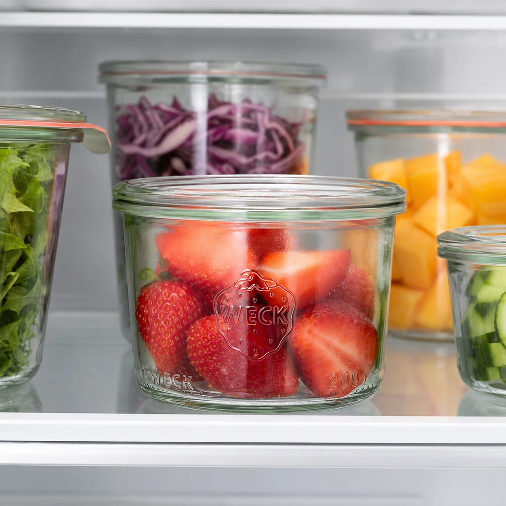 WECK 200ml RR80 tumbler con fragole fresche in frigo accanto ad altri barattoli pieni di frutta e verdura