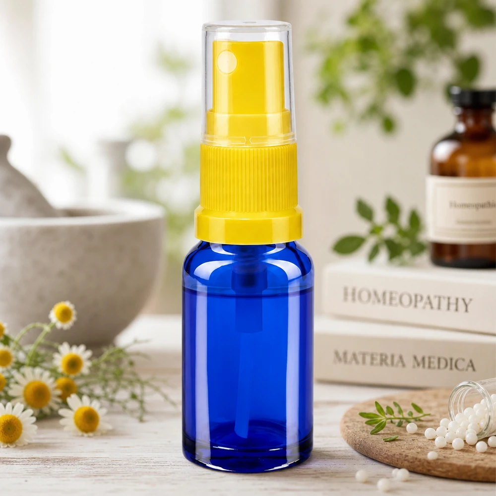 Flacone spray omeopatico da 10 ml in vetro blu con erogatore a pompa giallo, modello STD, ApoGlas