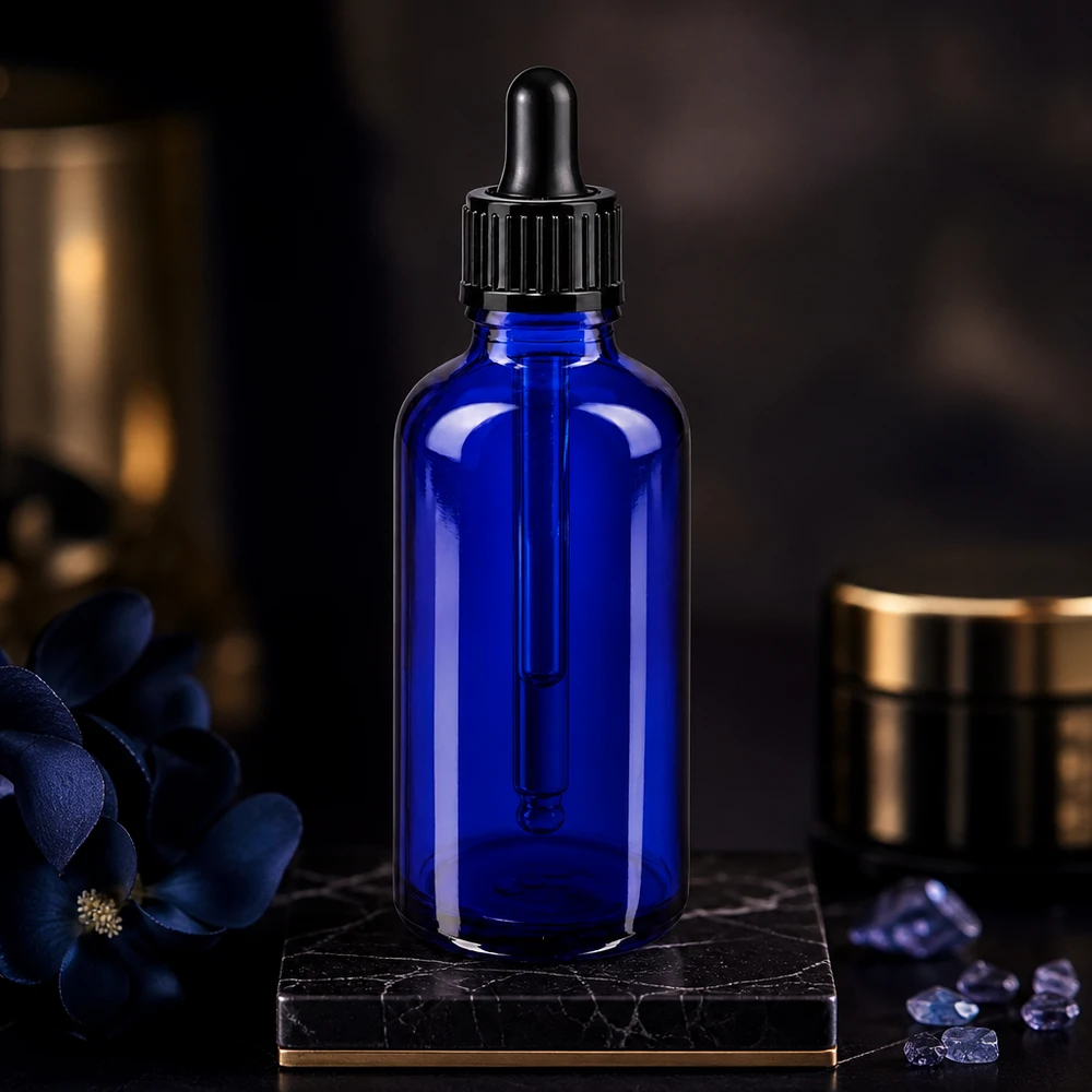 Flacone contagocce blu da 50 ml in vetro da farmacia STD con tappo a pipetta nero su base in marmo