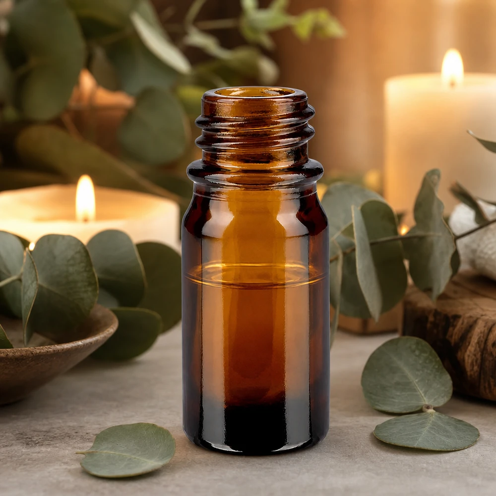 Flacone farmaceutico marrone da 5 ml ApoGlas Flacone da 5 ml marrone da farmacia ApoGlas con foglie di eucalipto e candele per l'applicazione dell'aromaterapia rilassante