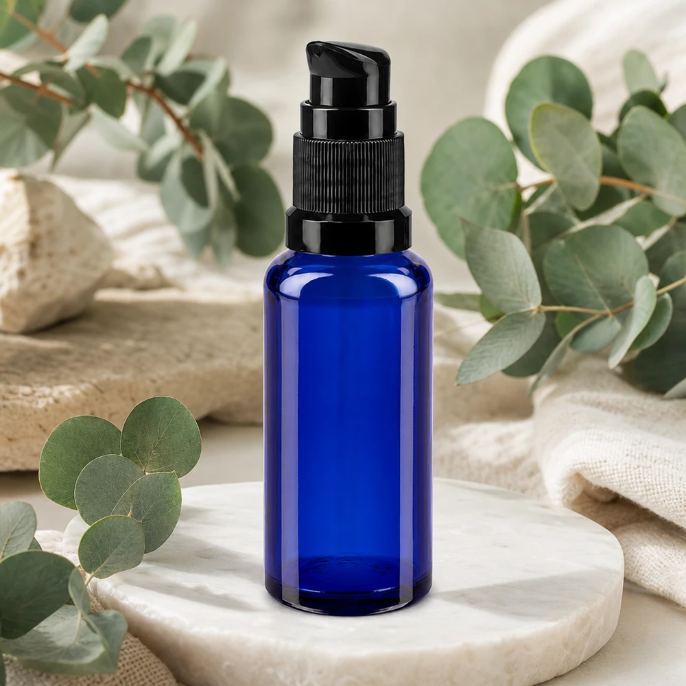 Flacone blu da 30 ml con dosatore a pompa, in vetro da farmacia, con testina di dosaggio nera su base in marmo