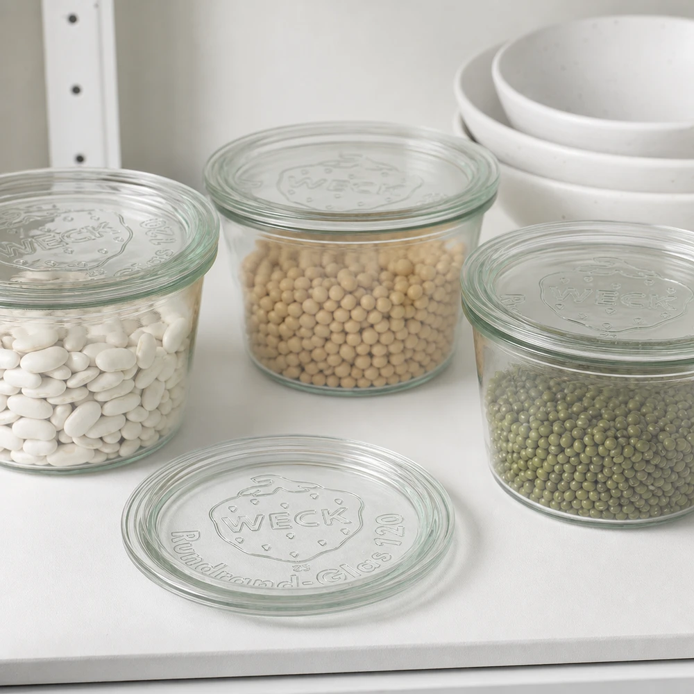 Set RR120 con coperchio in vetro WECK e barattoli pieni per fagioli, piselli e legumi in cucina bianca