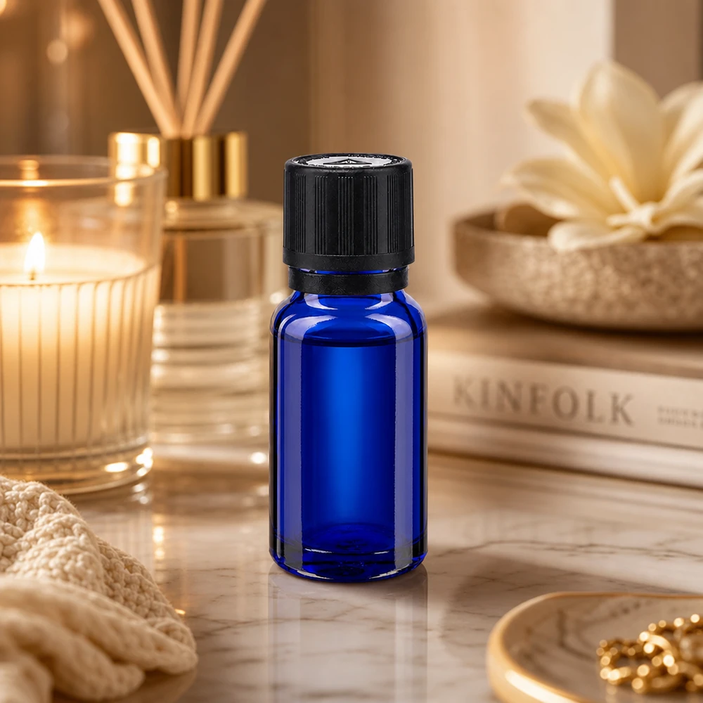 Piccola boccetta di vetro blu da 10 ml con tappo di sicurezza nero a prova di bambino su un elegante fondo marmorizzato