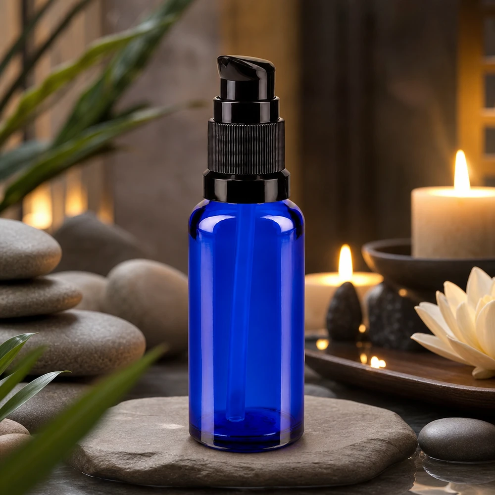 Flacone ApoGlas da 30 ml con pompa, di colore blu cobalto, con erogatore nero su base in pietra naturale