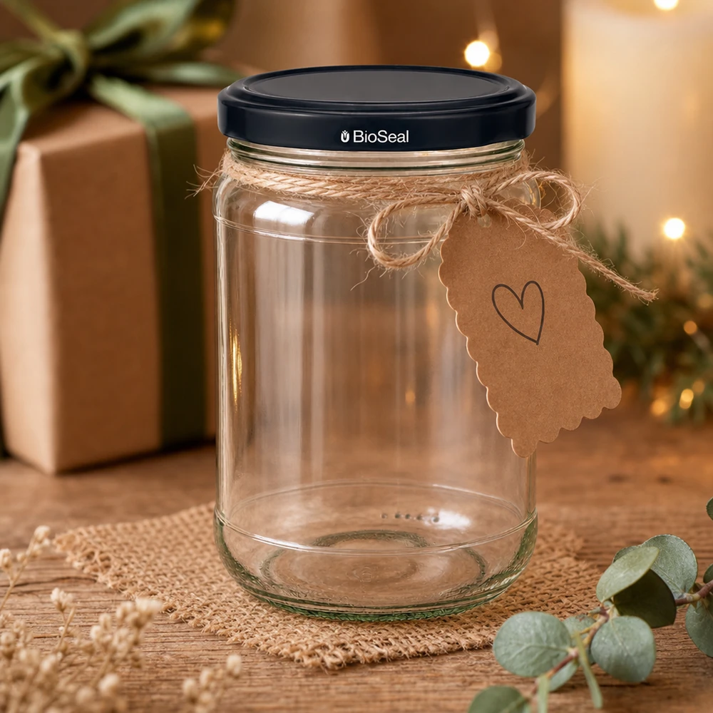 UNiTWIST Runda305 con coperchio nero. TO63 Coperchio BioSeal Barattolo decorativo per conserve UNiTWIST Runda305 con etichetta regalo e coperchio nero BioSeal in un'atmosfera accogliente