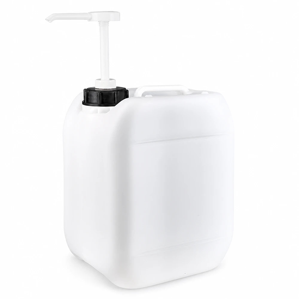 Tanica da 5 litri con pompa dosatrice Tanica di plastica bianca da 5 litri con pompa dosatrice bianca su tappo a vite nero