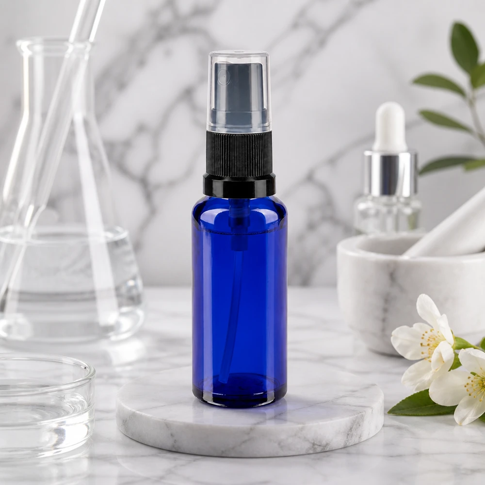 Flacone spray blu da 30 ml. STD nero/trasp. apoGlas Piccolo flacone spray da 30 ml in vetro da farmacia blu cobalto con nebulizzatore nero su base in marmo