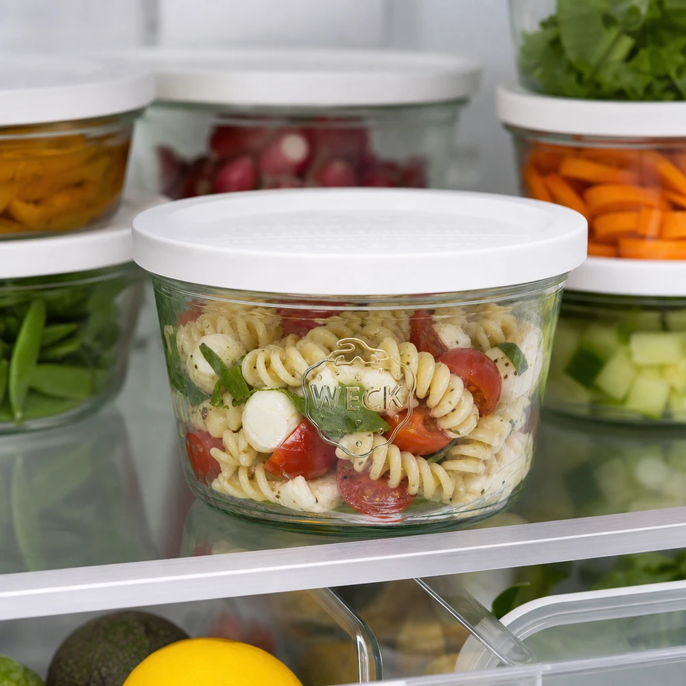 Bicchieri WECK 370ml RR100 riempiti di insalata di pasta in frigorifero per conservare gli alimenti freschi