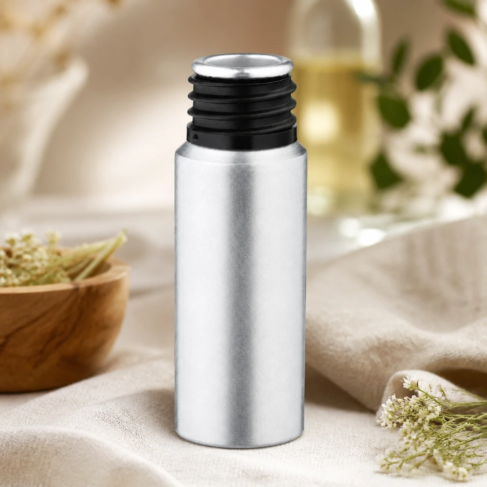 Pratico flacone in alluminio decapato da 20 ml, in formato tascabile, per essere sempre a portata di mano.