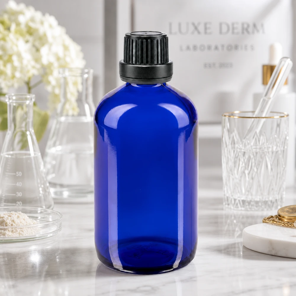 Bottiglia di vetro blu da 100 ml con tappo di sicurezza nero su sfondo dei Laboratori Luxe Derm