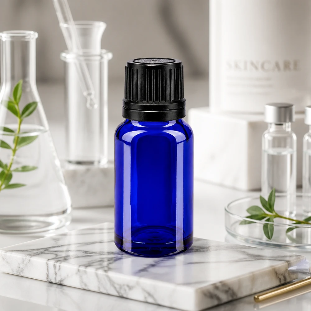 Flacone 10ml blu (Glo.) GR OV nero/8mm ApoGlas Fiaschetta da farmacia blu da 10 ml con tappo OV nero su un piano in marmo in un ambiente da laboratorio