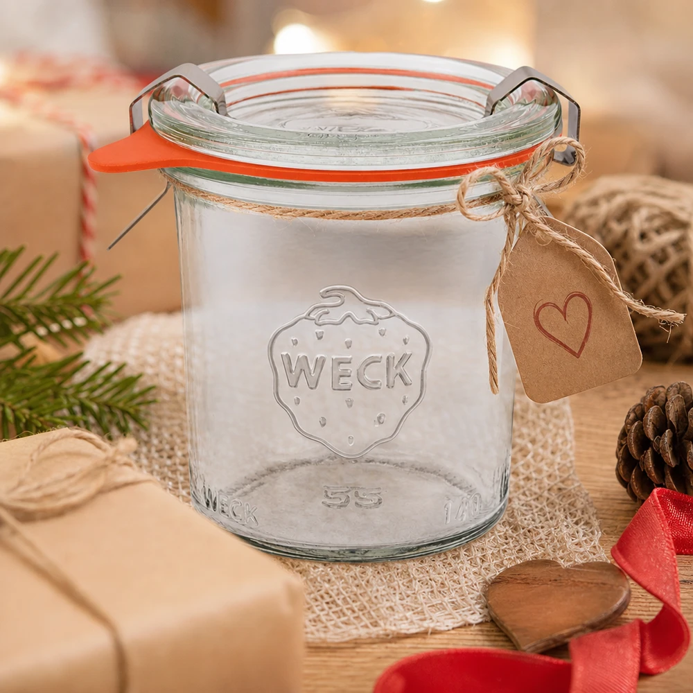 Vaso da 140 ml completo WECK RR60 Bicchieri WECK 140ml RR60 come idea regalo, decorati con un ciondolo a forma di cuore e un cordoncino di iuta su un tavolo di legno con pigne