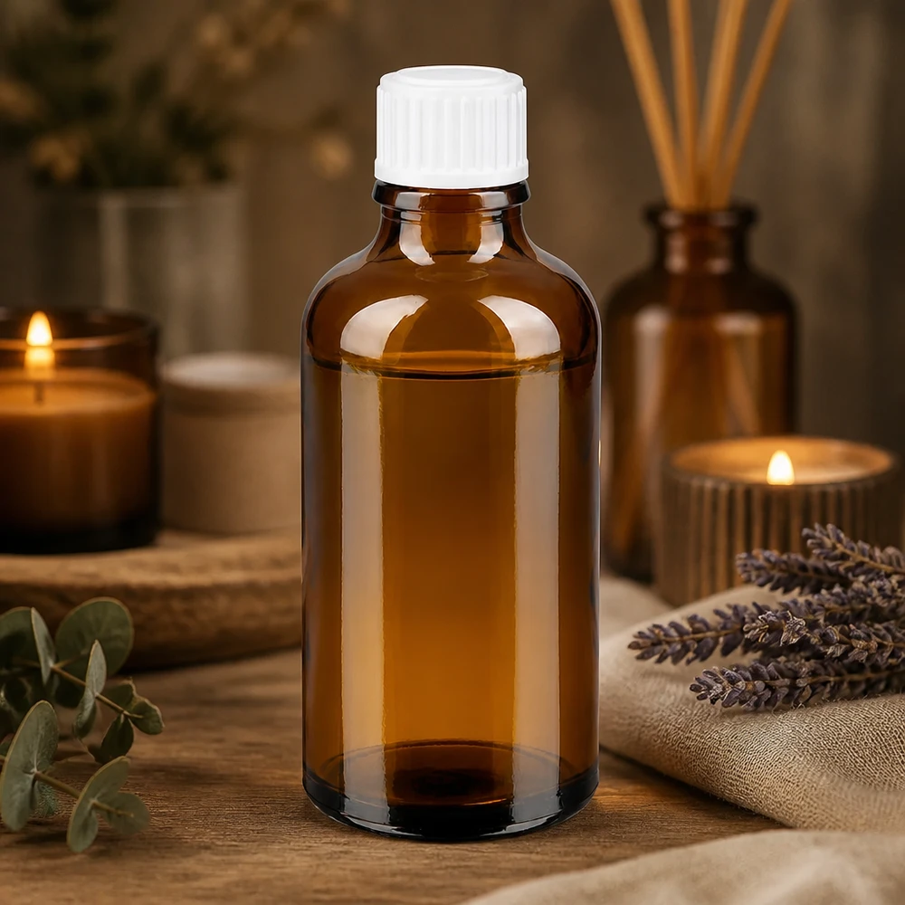 Piccolo flacone da farmacia marrone da 50 ml con tappo bianco, circondato da accessori per l'aromaterapia