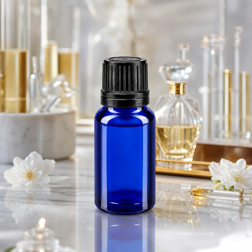 Flacone di vetro blu da 10 ml con tappo di sicurezza nero su fondo marmorizzato, tra i flaconi di profumo