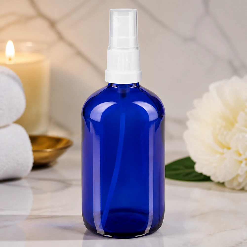 Flacone spray blu 100ml STD bianco/trasp. apoGlas Flacone spray da farmacia blu da 100 ml in vetro di alta qualità con erogatore a pompa trasparente