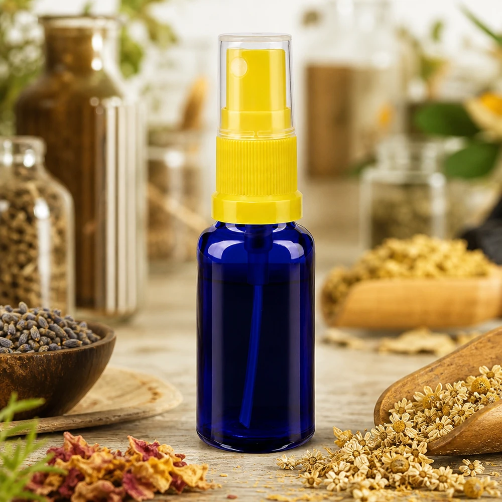 Flacone spray da 20 ml in vetro da farmacia blu con nebulizzatore giallo, tra erbe essiccate